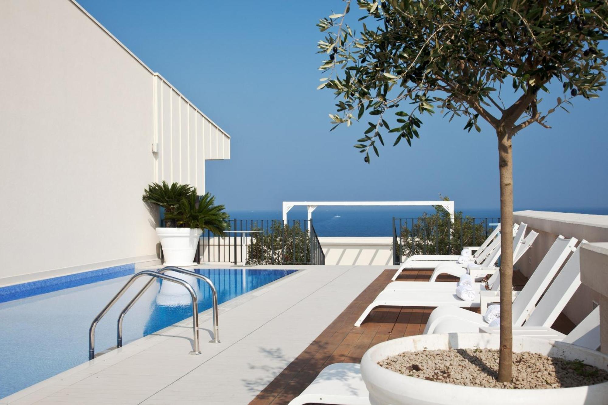 فنادق آي إتش جراند ألبيرجو ديل نازيوني باري المظهر الخارجي الصورة Rooftop pool at the hotel