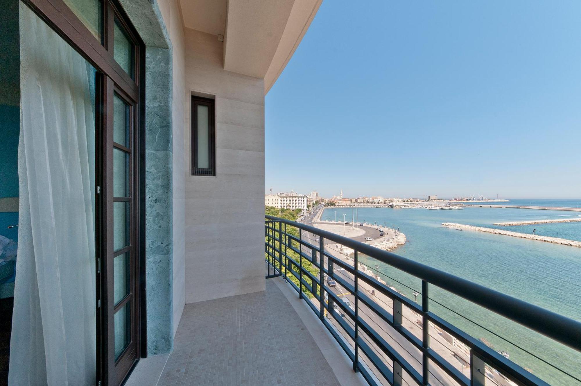 فنادق آي إتش جراند ألبيرجو ديل نازيوني باري المظهر الخارجي الصورة A balcony