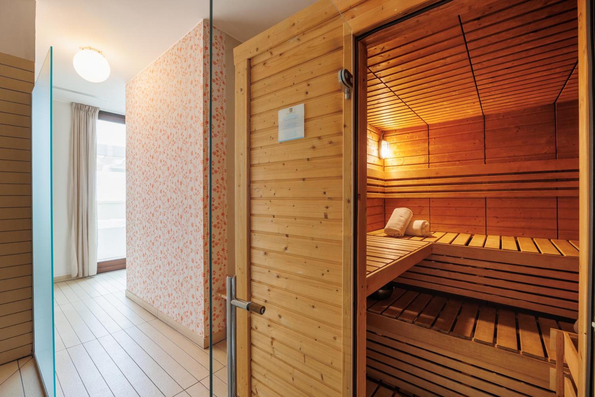 فنادق آي إتش جراند ألبيرجو ديل نازيوني باري المظهر الخارجي الصورة A modern Finnish sauna