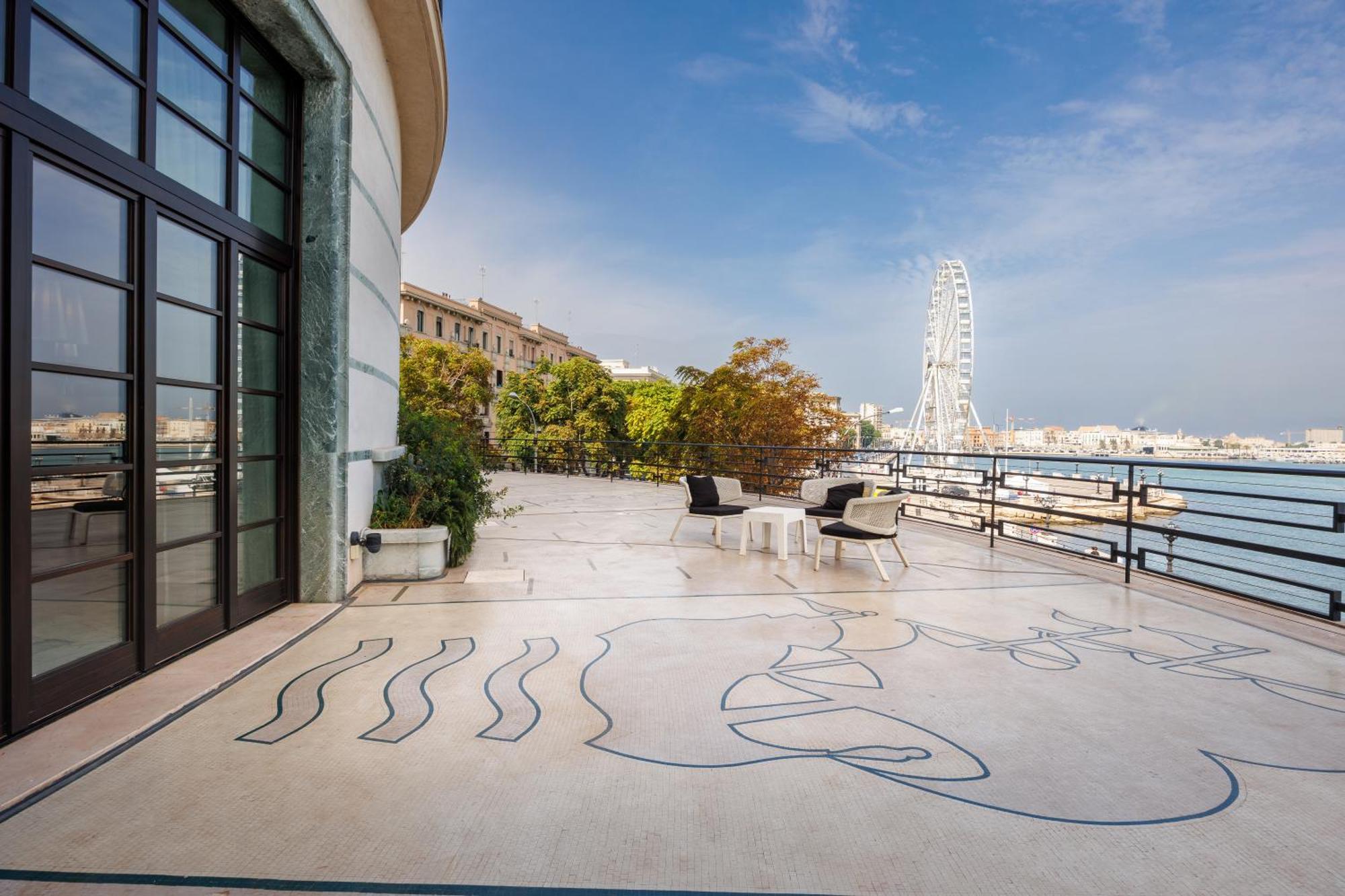 فنادق آي إتش جراند ألبيرجو ديل نازيوني باري المظهر الخارجي الصورة The terrace of the museum