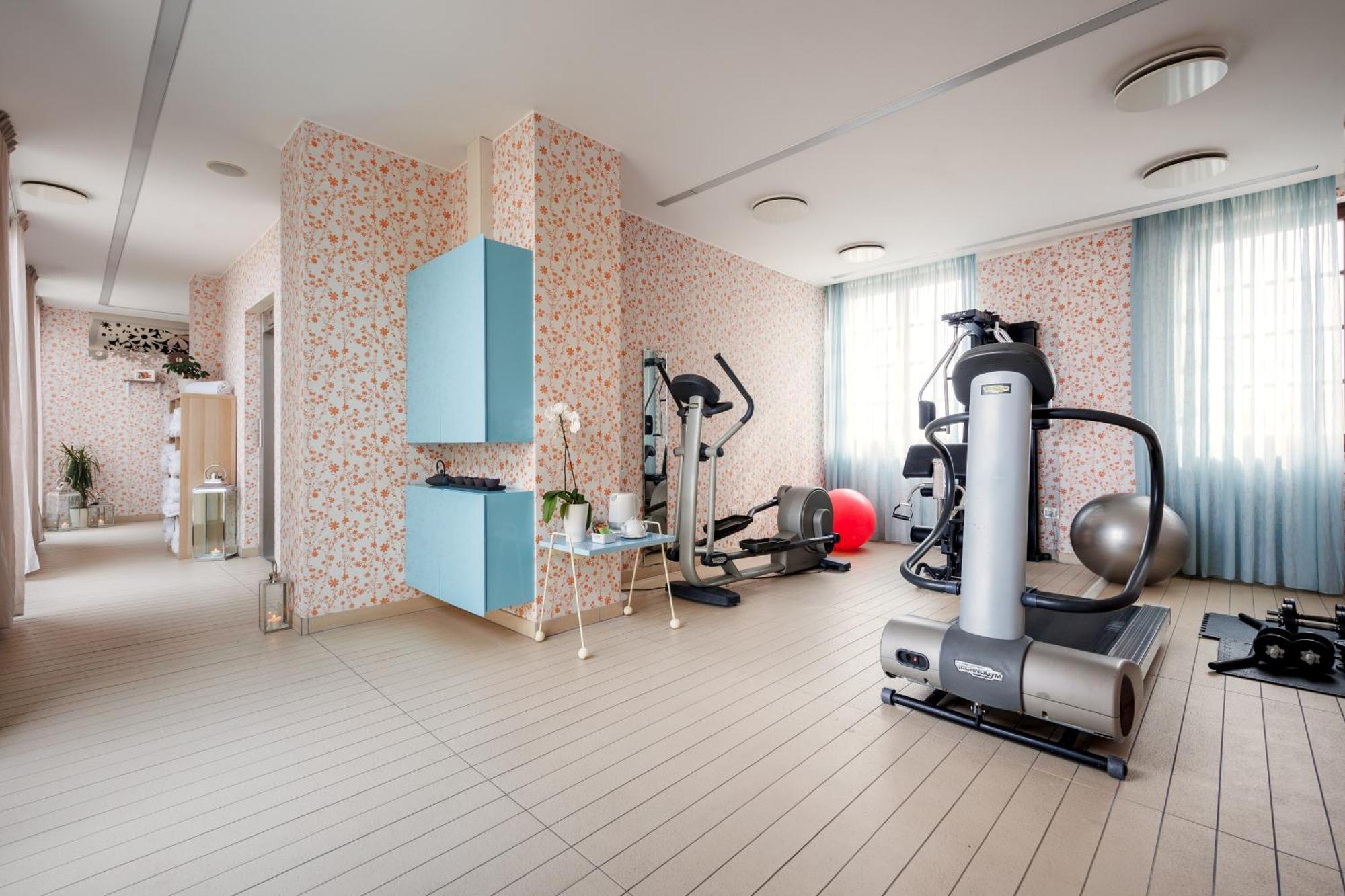 فنادق آي إتش جراند ألبيرجو ديل نازيوني باري المظهر الخارجي الصورة A home gym
