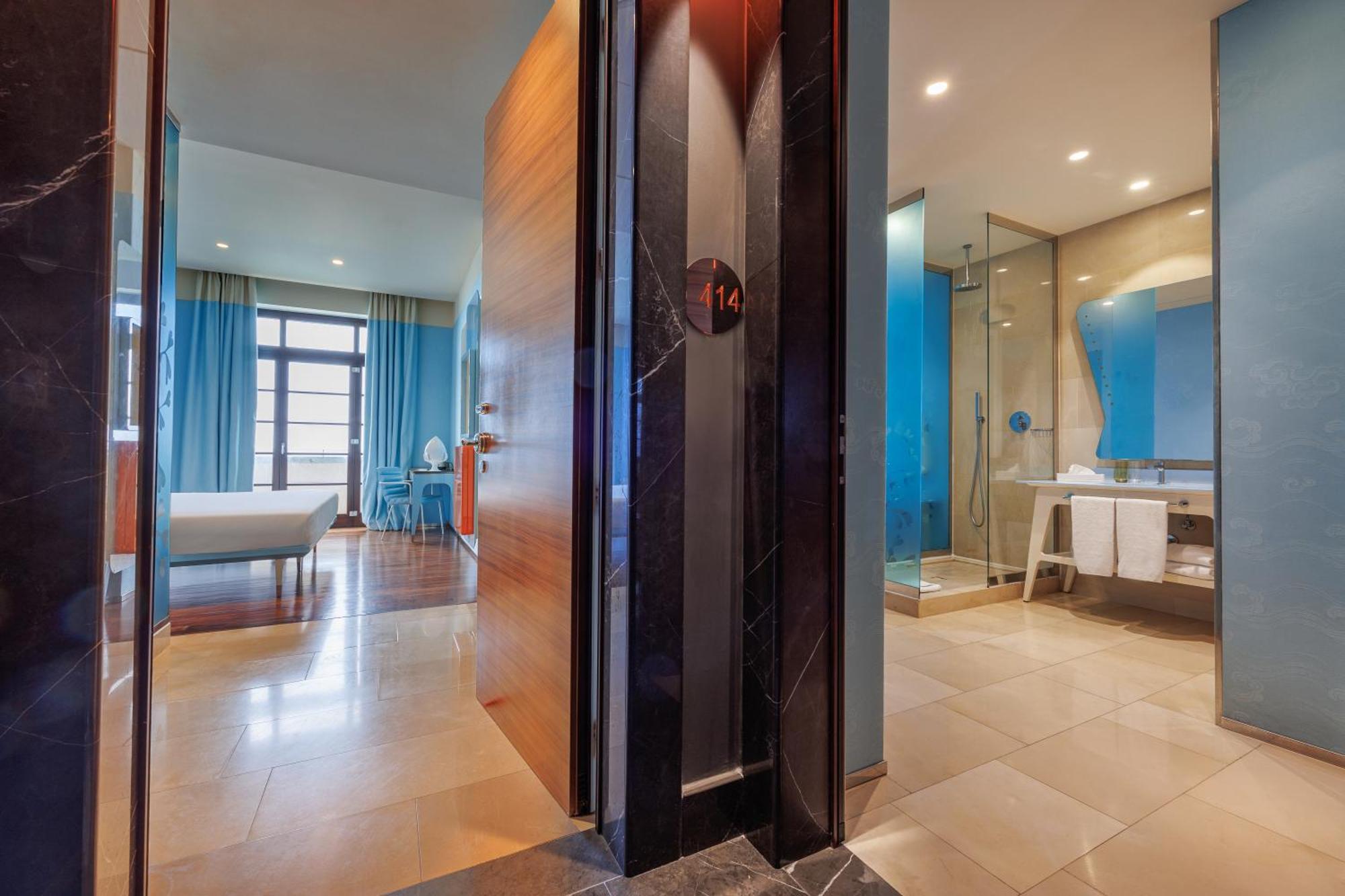 فنادق آي إتش جراند ألبيرجو ديل نازيوني باري المظهر الخارجي الصورة A bathroom at the hotel