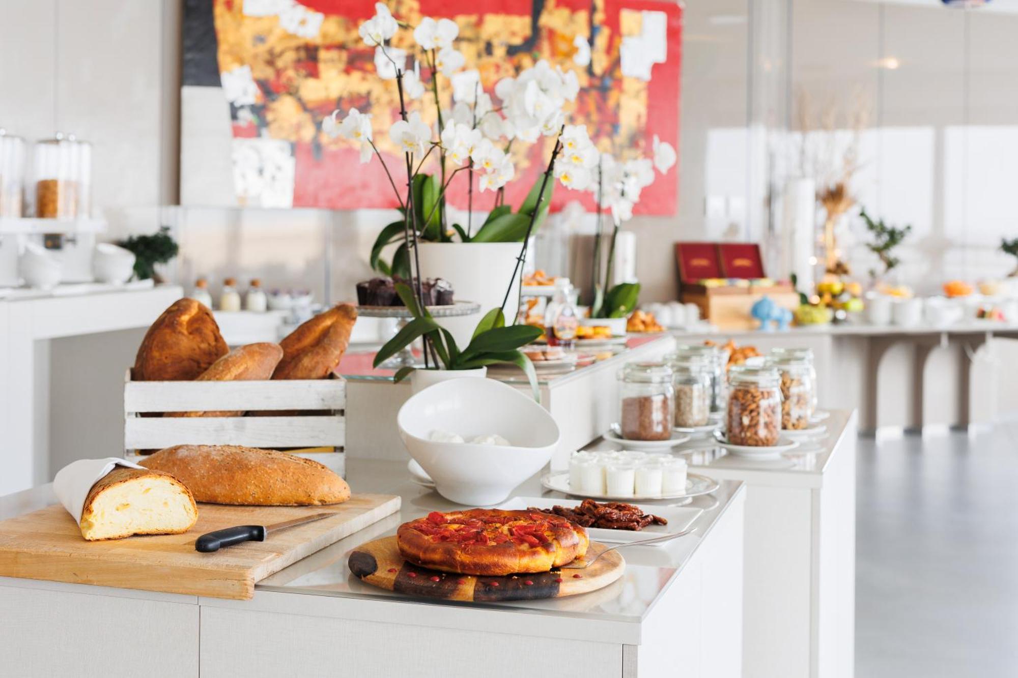 فنادق آي إتش جراند ألبيرجو ديل نازيوني باري المظهر الخارجي الصورة Breakfast buffet at a hotel