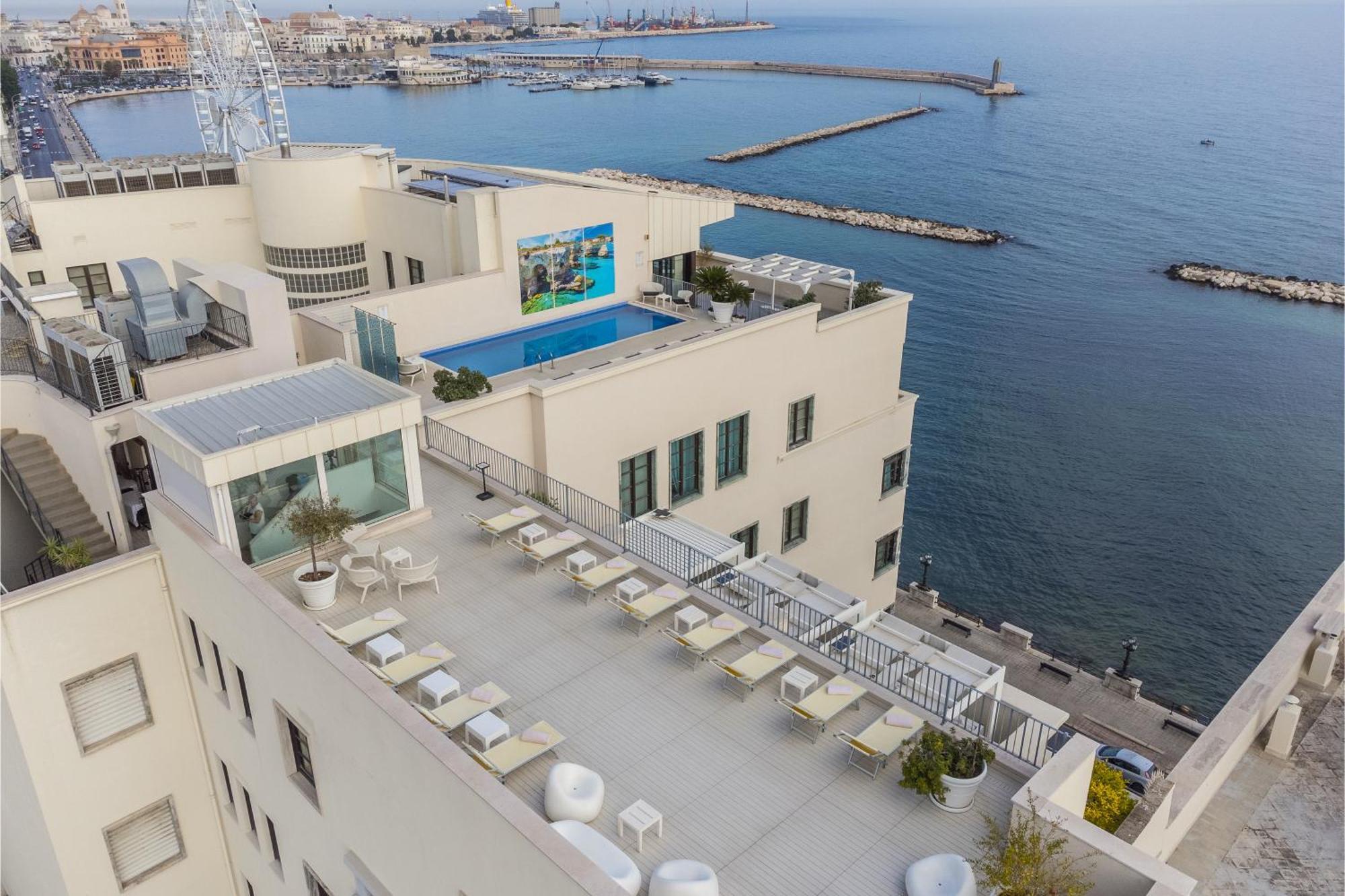 فنادق آي إتش جراند ألبيرجو ديل نازيوني باري المظهر الخارجي الصورة The pool at the top of the hotel