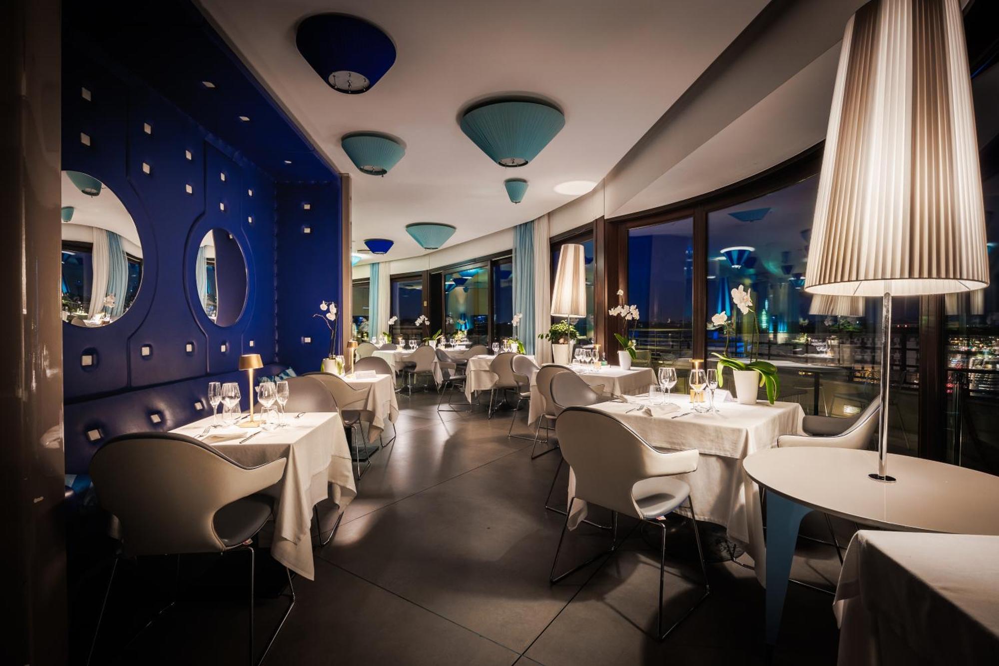 فنادق آي إتش جراند ألبيرجو ديل نازيوني باري المظهر الخارجي الصورة Restaurant Blue