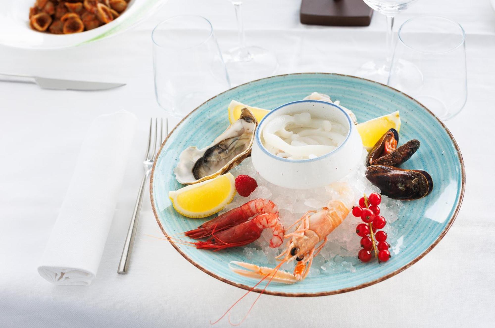 فنادق آي إتش جراند ألبيرجو ديل نازيوني باري المظهر الخارجي الصورة Seafood on ice