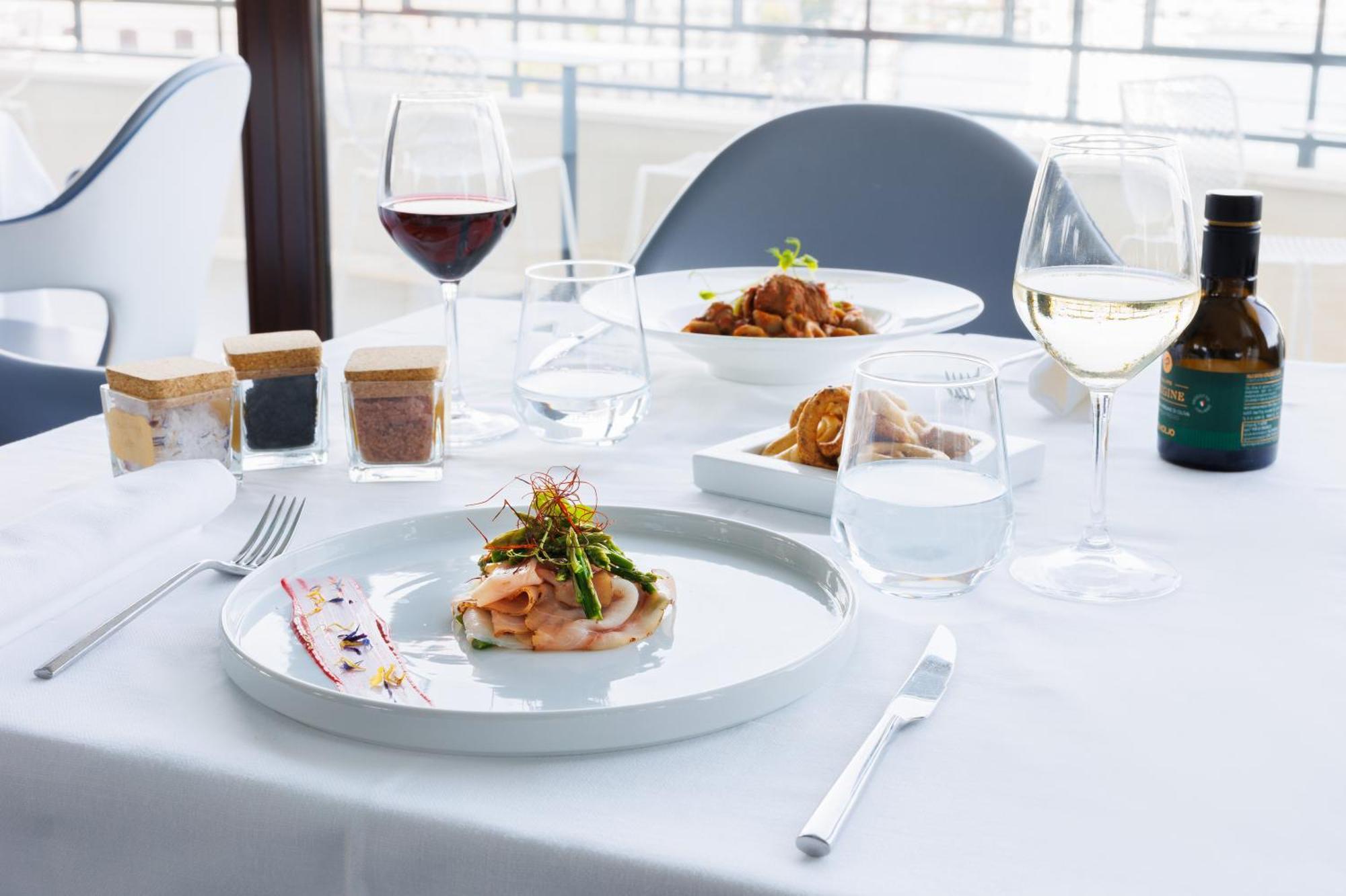 فنادق آي إتش جراند ألبيرجو ديل نازيوني باري المظهر الخارجي الصورة A meal at the restaurant
