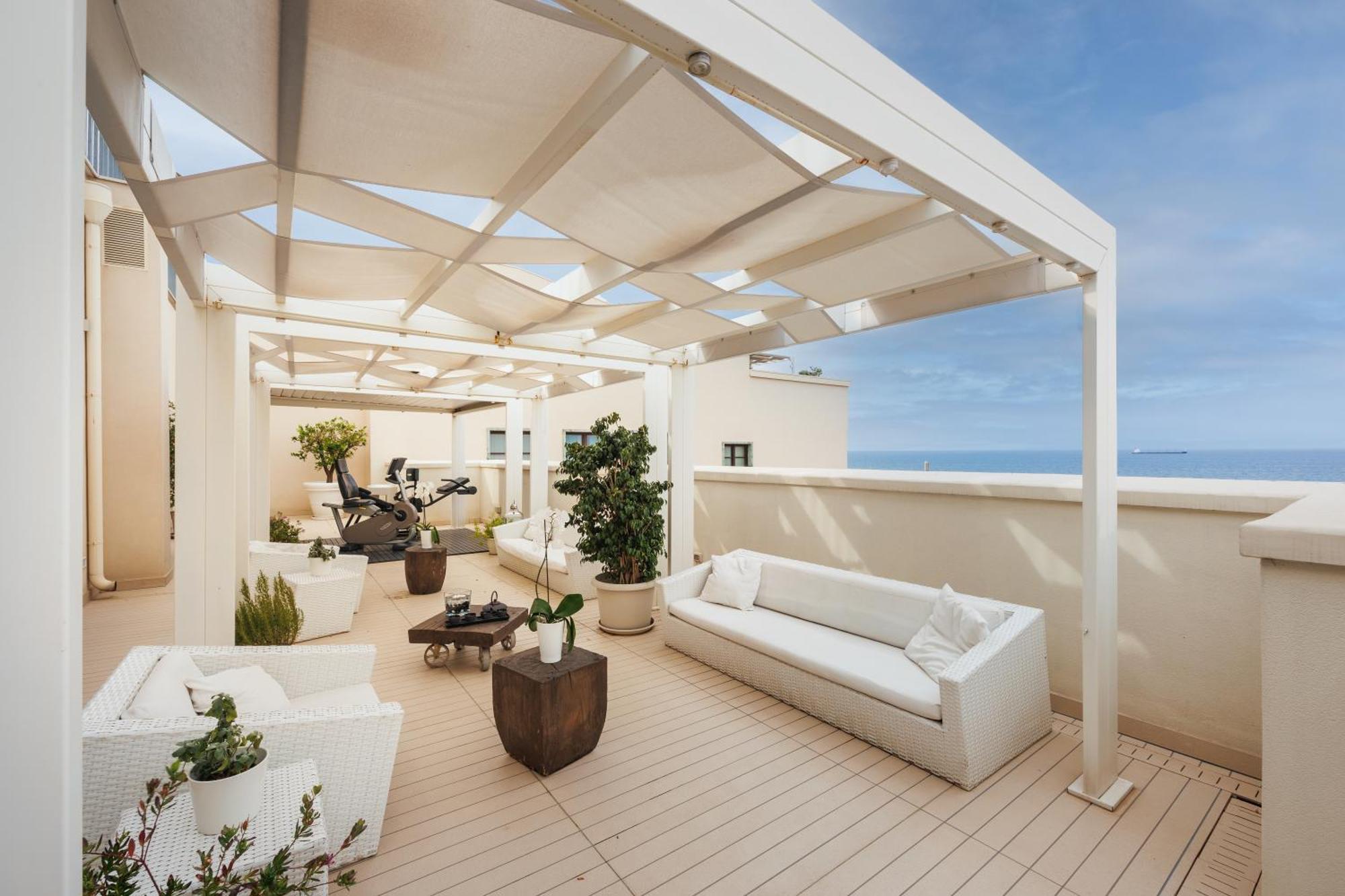 فنادق آي إتش جراند ألبيرجو ديل نازيوني باري المظهر الخارجي الصورة A rooftop terrace